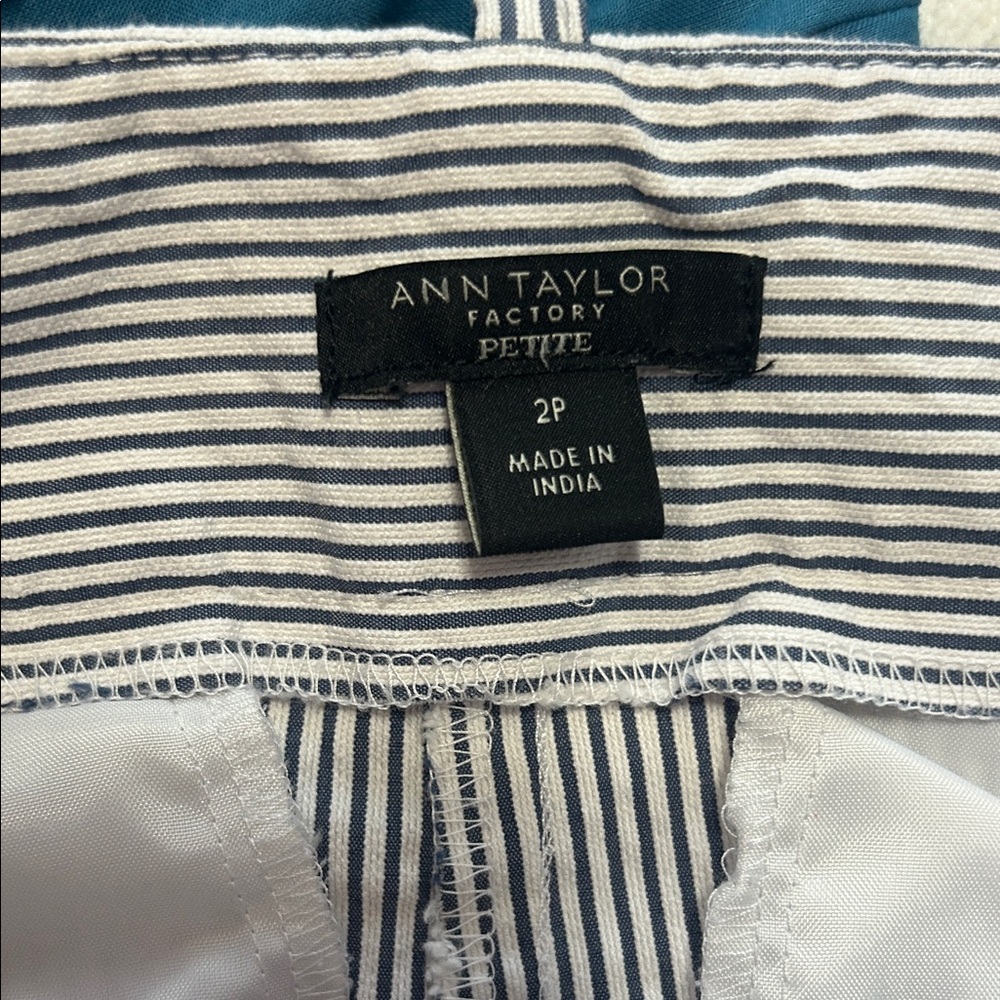 Seersucker Striped Cropped Pants - Picture 3 of 4